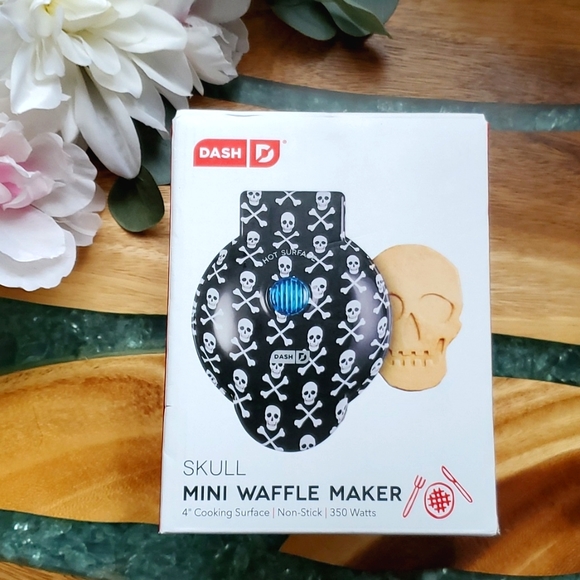 NEW! Skull 4" Mini Waffle Maker - Picture 3 of 6